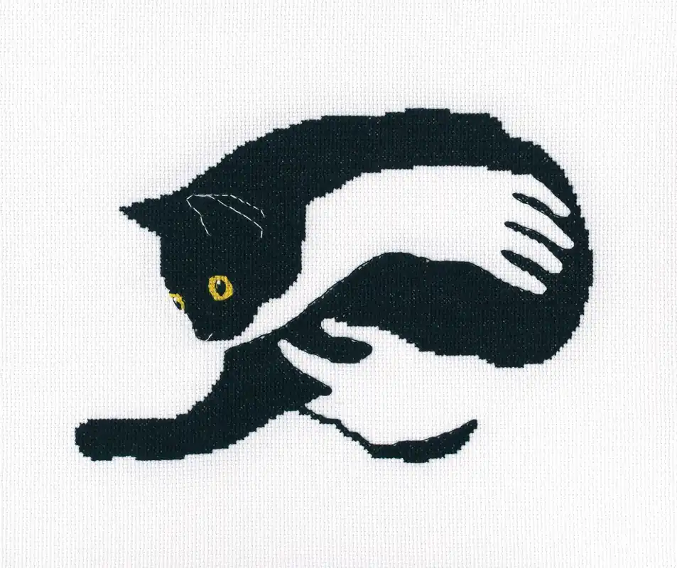 Among black cats M669 Counted Cross Stitch Kit Viral